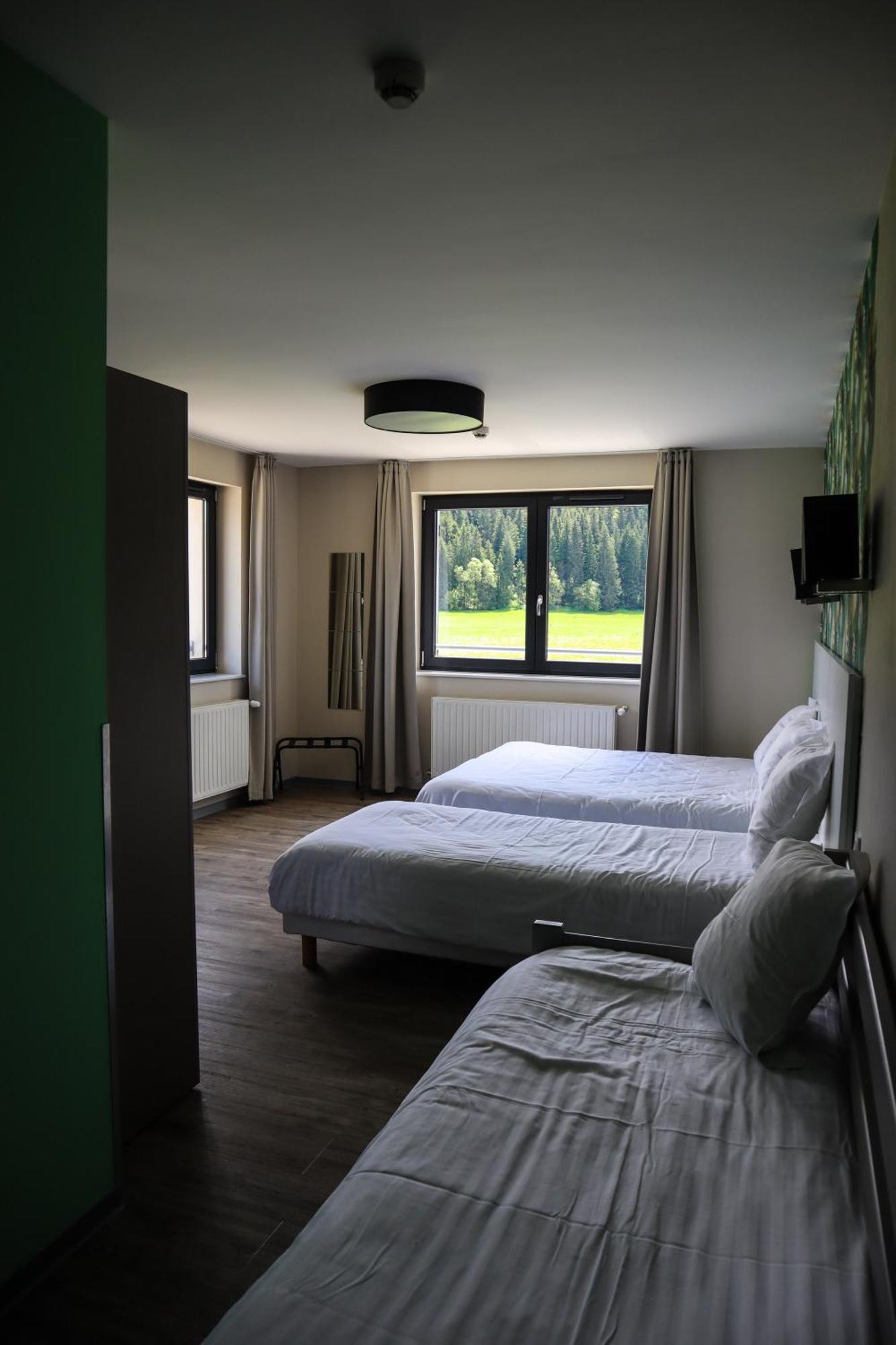 Auberge Du Chateau De Joux La Cluse-et-Mijoux Luaran gambar